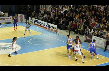 Gaelle Skrela feinte 4 joueuses de Villeneuve d'Ascq