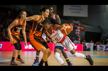 Olivia Epoupa attaque Nika Baric
