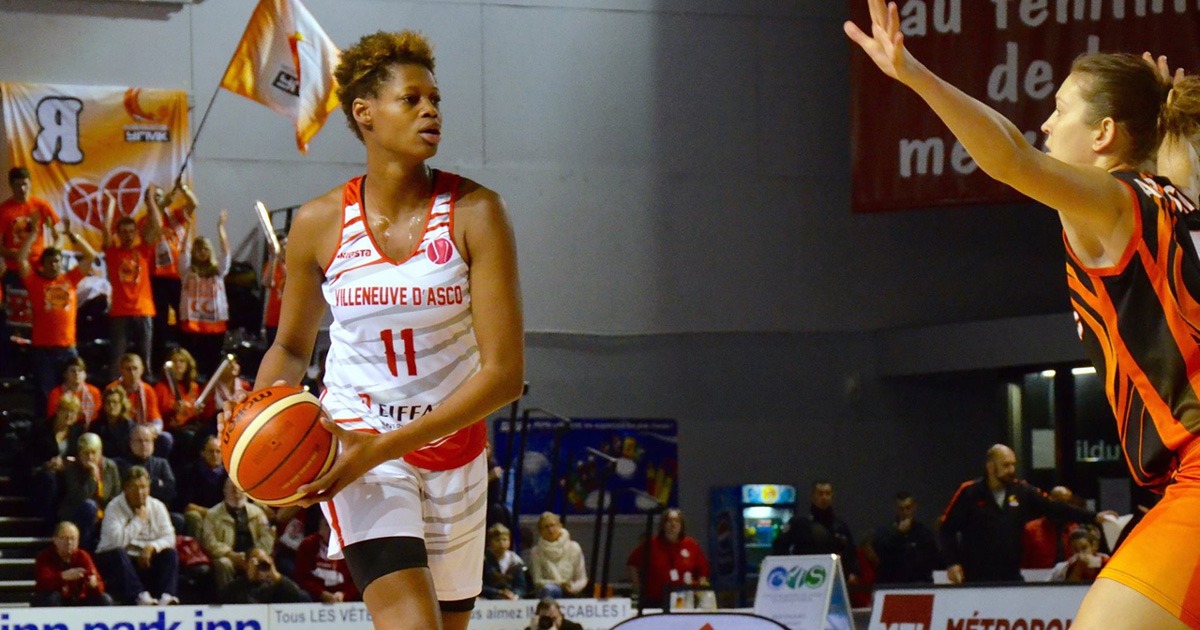 Valériane Ayayi contreattaque rapide et double pas gigantesque