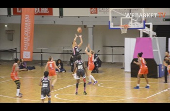 Emilija Podrug fait une passe volleyée