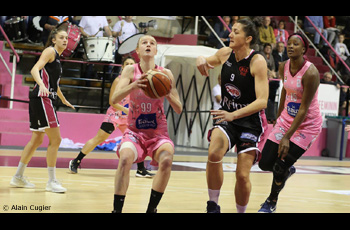 Claire Stiévenard devance Natasa Popovic dans le match Arras-Reims