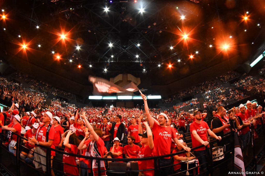 Les supporters des Flammes Carolo à Bercy