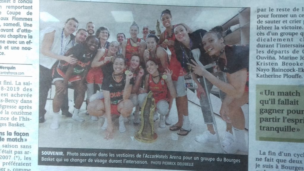 image de bourges basket avc la coupe dans le vestiaire dans la presse locale