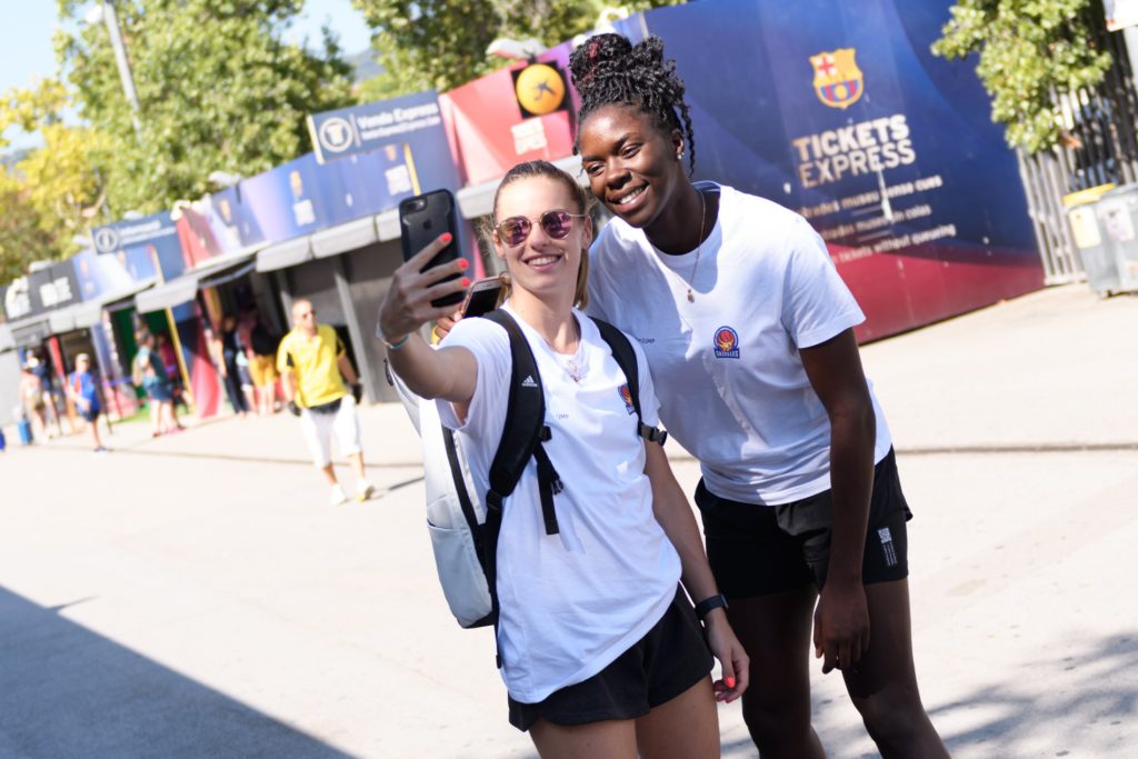 selfie d'alix duchet avec ornella bankole au camp nou