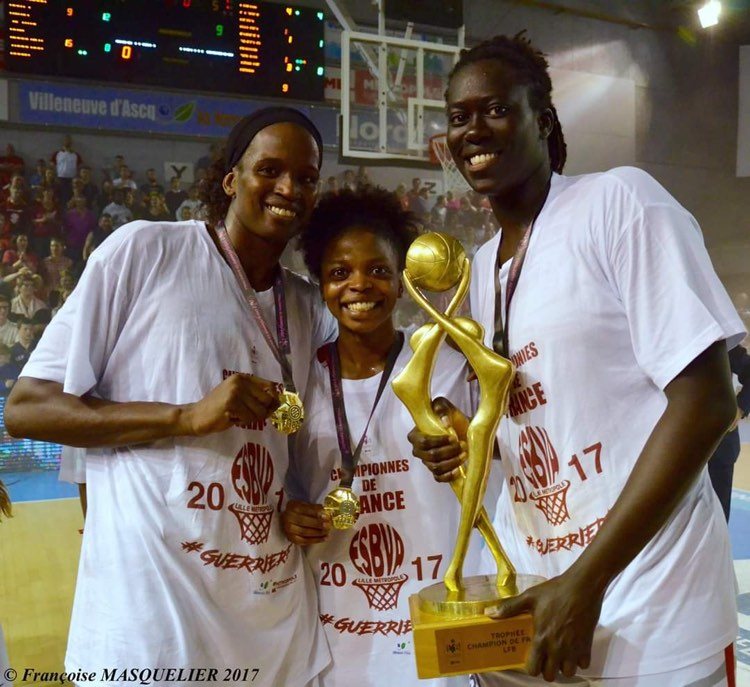 Olivia Epoupa, Mame Sy-Diop et Aby Gaye avec le trophee