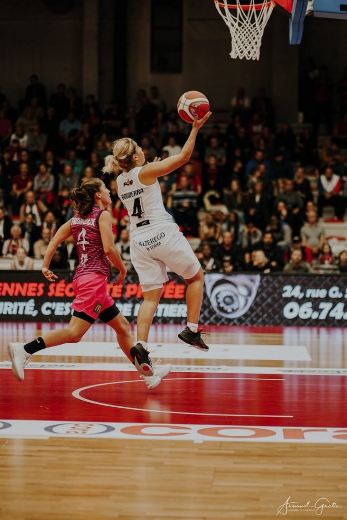 Amel Bouderra dans la rencontre opposant les Flammes Carolo au TGB en LFB