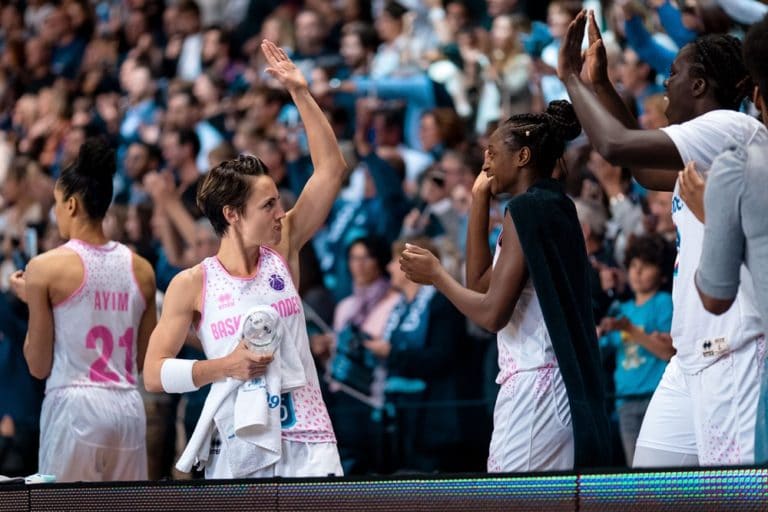 Celine Dumerc et Migna Touré savourent la qualification qui se dessine en quart de finale d'Eurcocup 2019-20, en fin de match Basket Landes vs Ormanspor