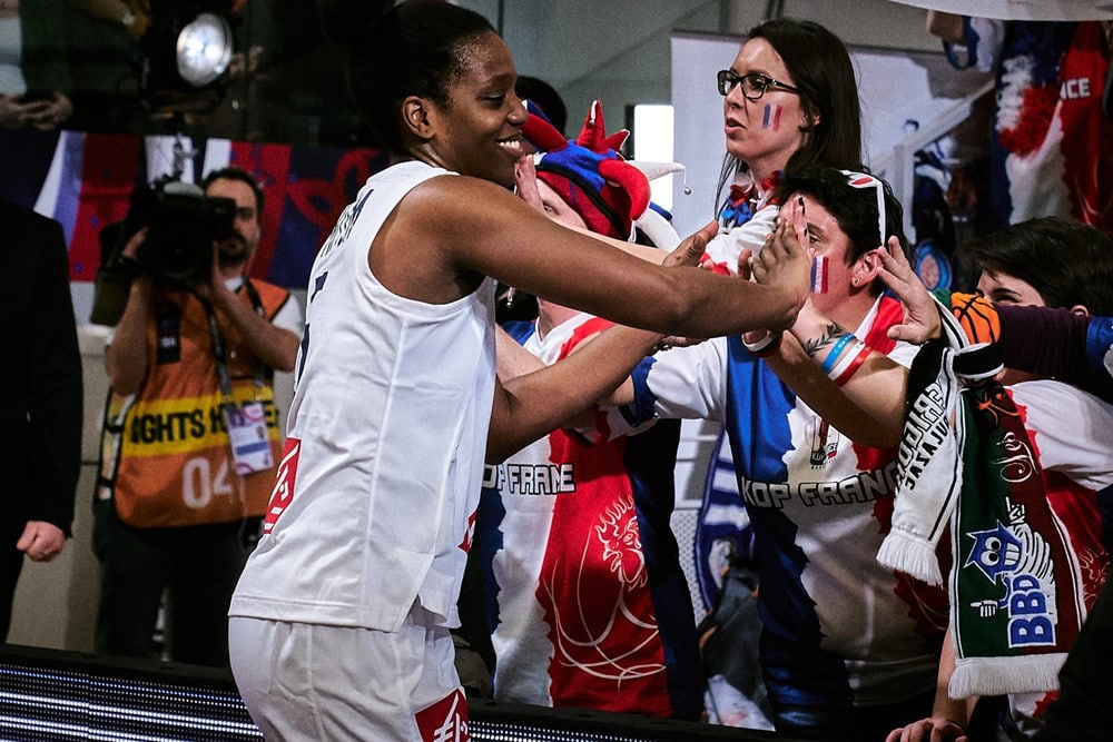 Endy Miyem salue le Kop France à l'issue de la victoire de l'Equipe de France face à l'Australie au TQO 2020