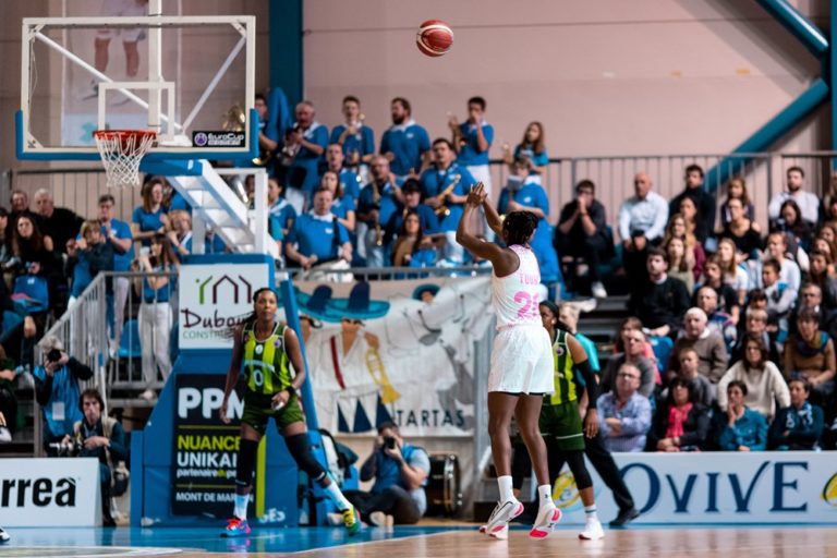 Tir à 3 points de Migna Touré devant la banda Los Picaros de Tartas, dans le match Basket Landes vs Ormanspor en 1/8 de finale de l'Eurocup 2019-20