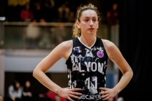 Aleksandra Crvendakic sous le maillot away noir et blanc lors d'un match d'Eurocoupe