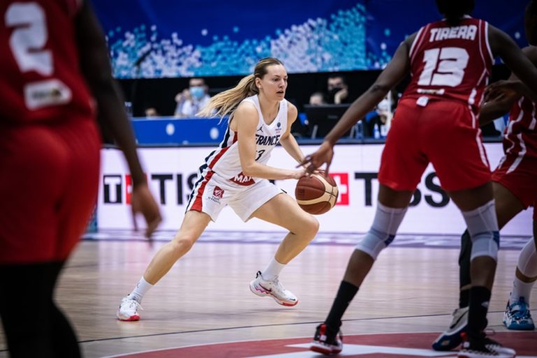 Marine Johannes avec l'équipe de France contre le Mali lors du Tournoi de qualification à la Coupe du Monde 2022