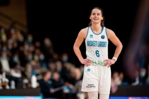 Lidija Turcinovic sous la tunique home blanche de Basket Landes en Euroligue
