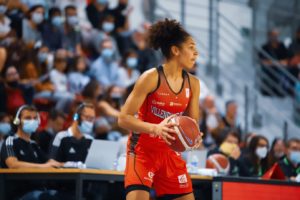 Janelle Salaun portant la tunique away rouge de son équipe