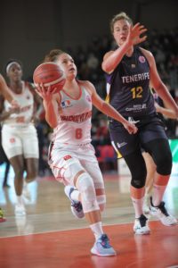 Caroline Heriaud en double-pas sous le maillot home blanc de l'ESBVA