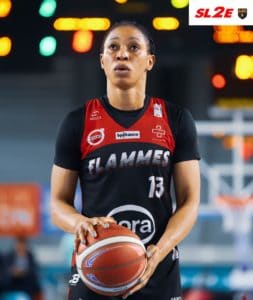 Evelyn Akhator sous la tunique away noire portées par les carolomacériennes en LFB