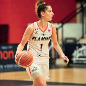 Lisa Berkani arborant le maillot home blanc de son équipe en Eurocoupe