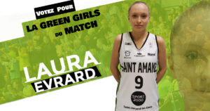 Laura Evrard portant le maillot away blanc de son équipe