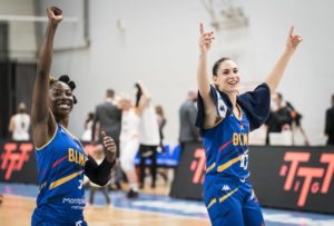 Sydney Wallace et Romane Bernies portant le maillot away bleu après une belle victoire en Euroligue