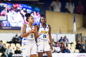 Elodie Naigre et Migna Touré sous le maillot home blanc dédié à l'Euroleague