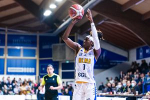 Sydney Wallace sous le maillot LFB home blanc des Gazelles