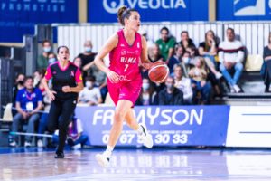 Haley Peters avec la tunique dédié à l'événement Octobre rose