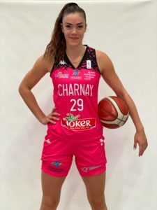 Joanne Lauvergne au shooting photo avec le maillot away rose des Pinkies