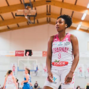 Prescillia Lezin sous le maillot home blanc de Charnay