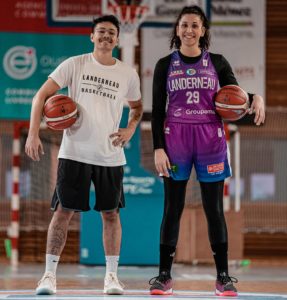 Margot Galliou-Loko portant le maillot away violet à l'occasion d'une vidéo de Delly