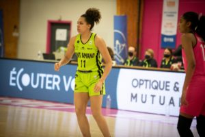 Morgane Armant sous le maillot home vert des Green girls