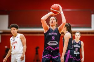 Julie Wojta au lancer avec le maillot away noir de l'Eurocup