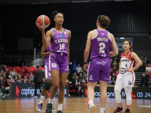 Yohana Ewodo et Julie Wojta portant le maillot away violet en LFB