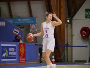Andzelika Mitrasinovic en Eurocup sous le maillot home blanc du TGB