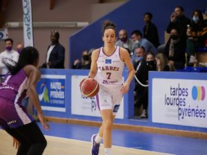 Clementine Samson sous le maillot home blanc de Tarbes en championnat lfb