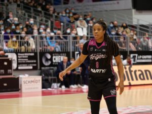 Jasmine Bailey sous le maillot away noir de son équipe