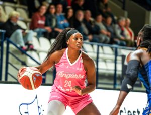 Touty Gandega sous le maillot consacré à l'opération Octobre rose