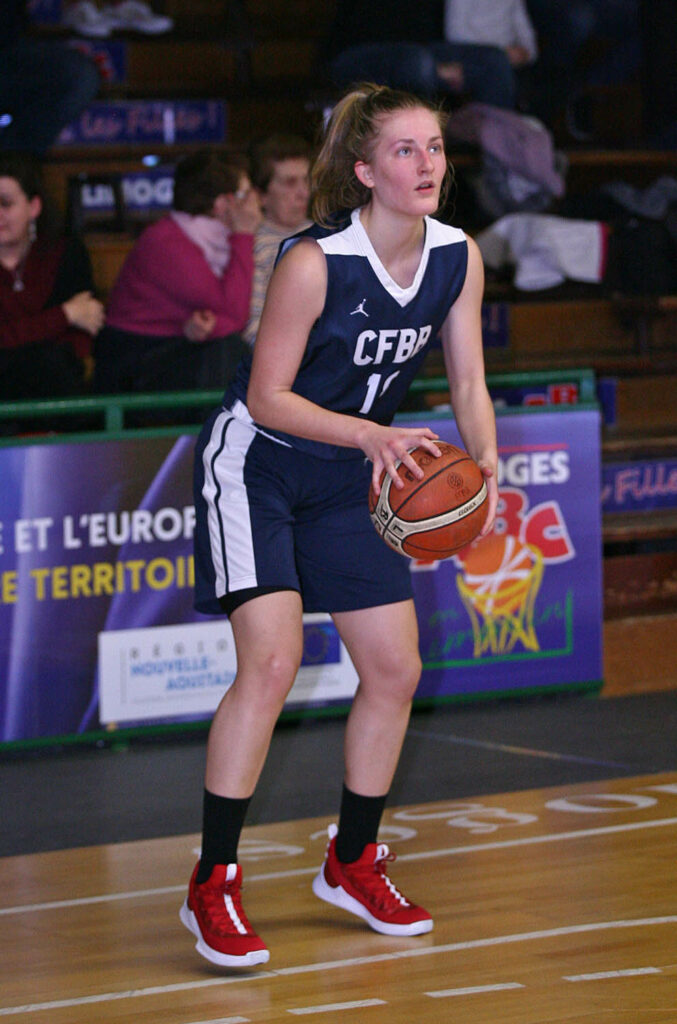 emilie raynaud sous le maillot du cfbb lors d'un match de nf1 sur le parquet de limoges abc