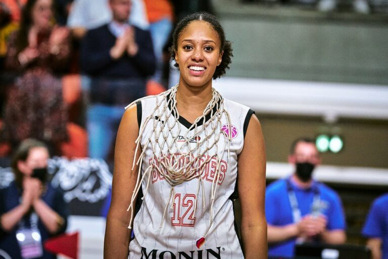 Iliana Rupert avec le filet de la finale d'Eurocoupe 2022 autour du cou