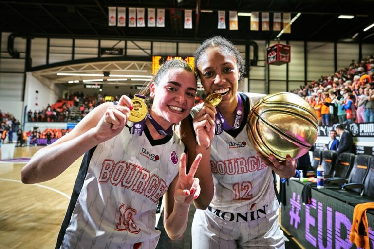Pauline Astier et Iliana Rupert avec les médailles d'or et le ballon-trophée de MVP lors de la finale d'Eurocup remportée par Bourges en 2022