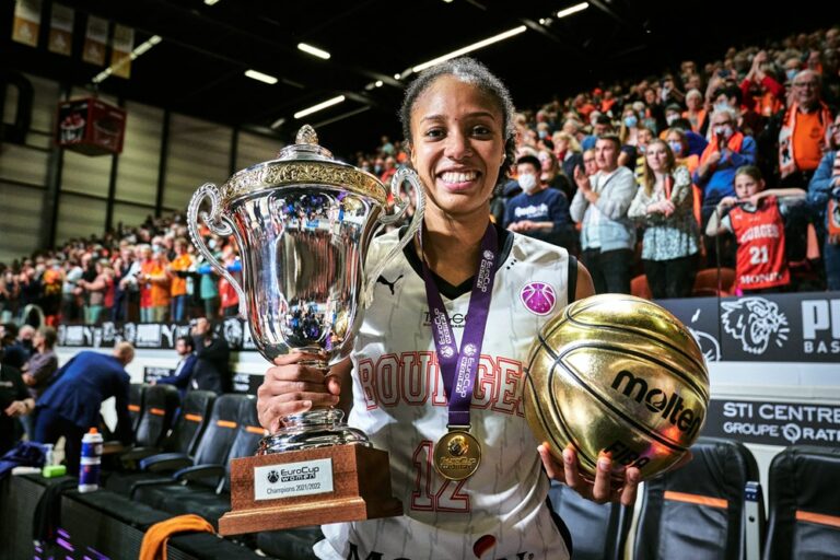 Iliana Rupert avec l'Eurocup et son trophée de MVP lors de la victoire en finale de Bourges face Reyer Venezia en 2022
