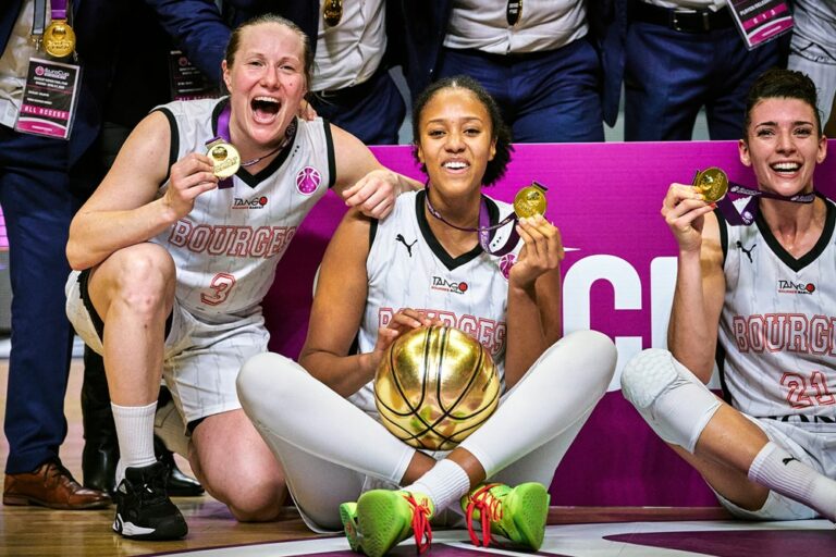 Iliana Rupert en compagnie d'Elin Eldebrink et Laetitia Guapo, avec la médaille d'or de l'Eurocup 2021-2022 autour du coup