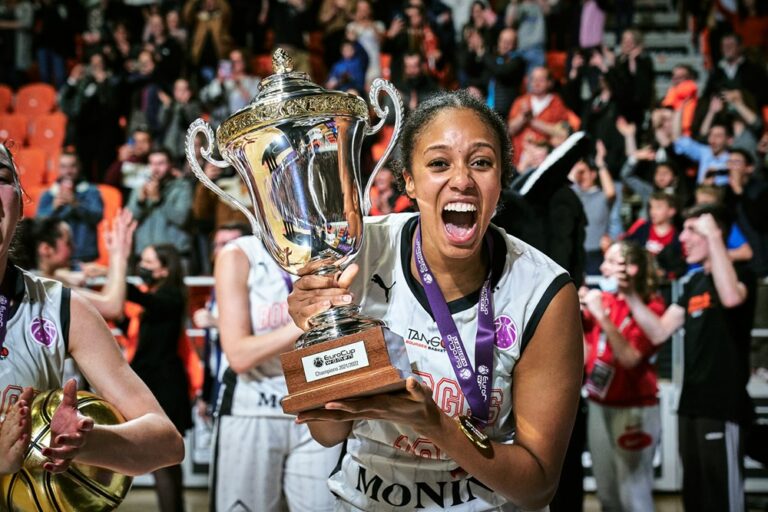 Iliana Rupert avec le trophée de l'Eurocup remporté en 2022 avec Tango Bourges Basket