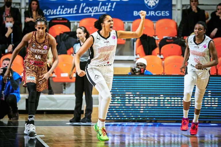Iliana Rupert le poing rageur lors de la finale de l'Eurocup 2022 remportée par Bourges aux dépends du Reyer Venise