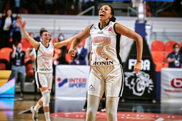Iliana Rupert et Laetitia Guapo exultent lors de la victoire des Tangos en fianle de l'Eurocoupe 2021-2022