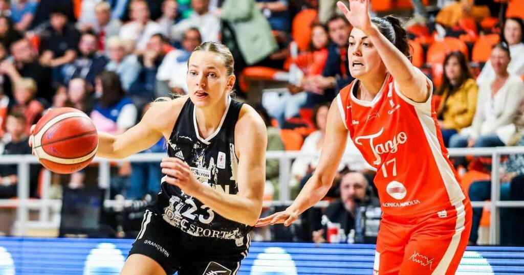 Marine Johannes face à Sarah Michel lors de la finale 2021-2022 entre l'ASVEL et Bourges - source image LDLC ASVEL féminin