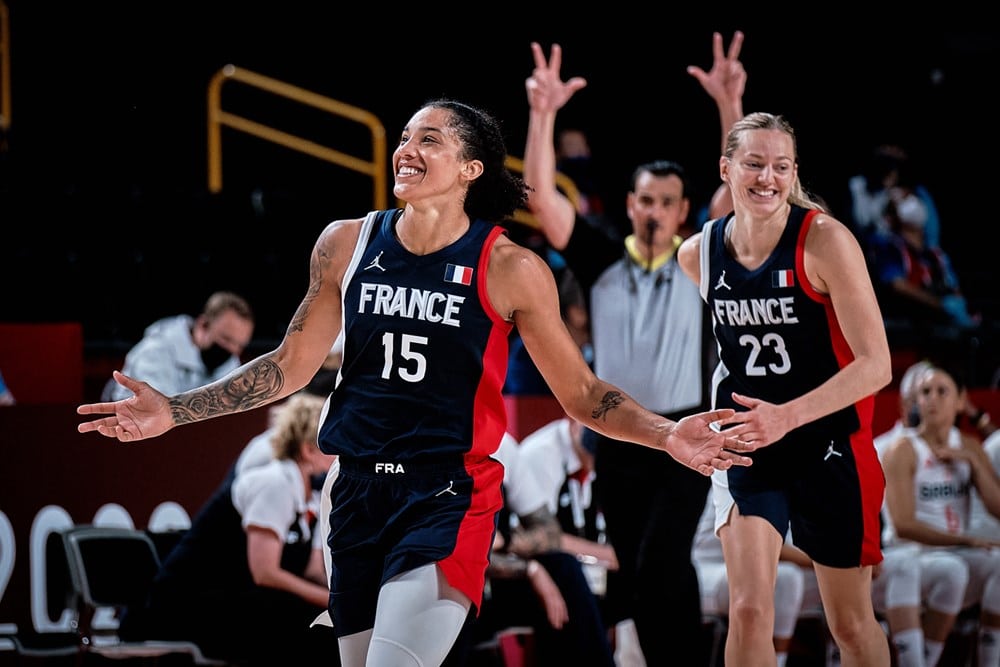 Gabby Williams et Marine Johannes lors du match France-Serbie qui a permis à l'équipe de France de décrocher la médaille de Bronze aux Jeux Olympiques de Tokyo en 2021