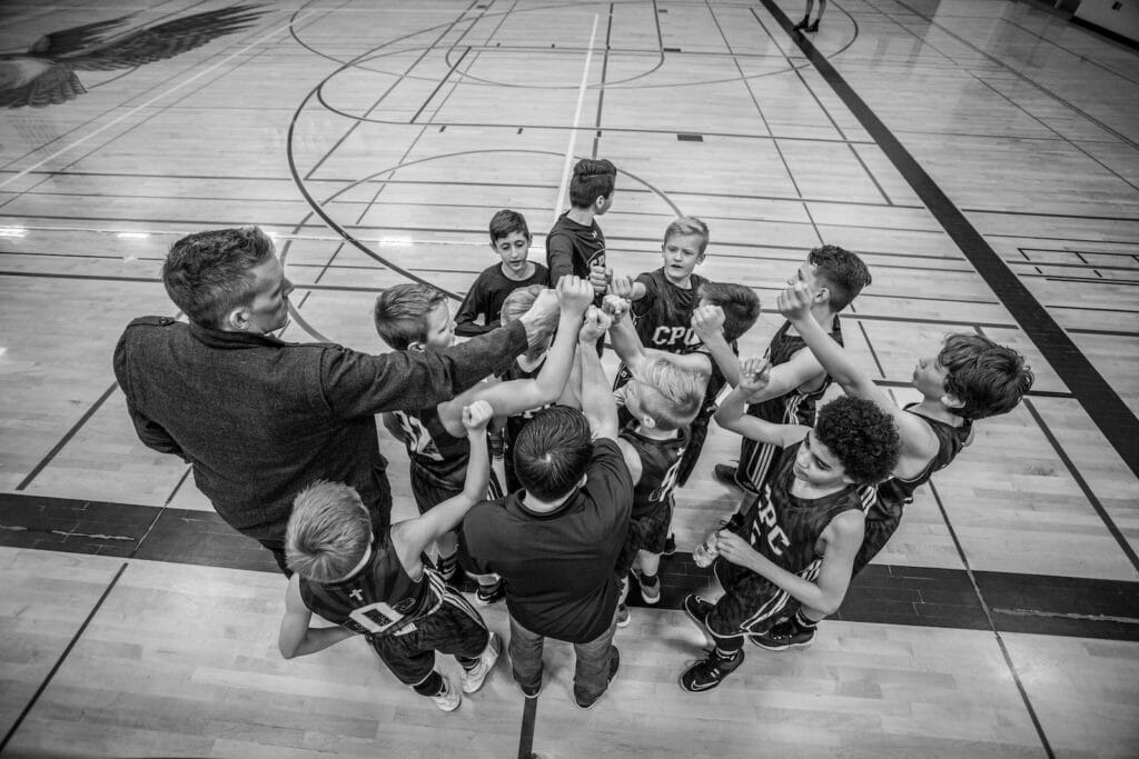 cohesion d'une équipe de jeunes basketteurs
