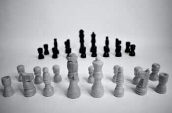 jeu d'echec sur sol blanc