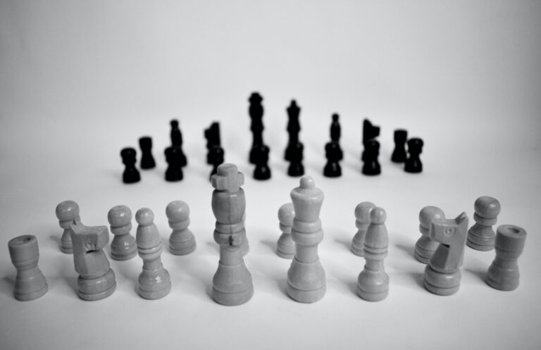 jeu d'echec sur sol blanc