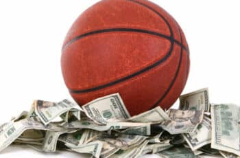 ballon de basketball au milieu d'un montagne de dollars