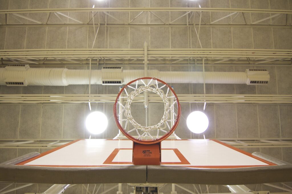 panier de basketball vu du dessous dans une salle de sport
